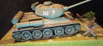 Velké, staré DIORÁMA tanku T34 - 3