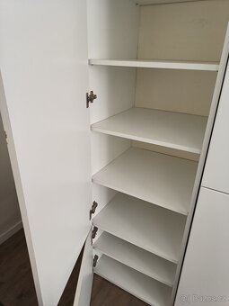 Bílá skříň s policemi - 3