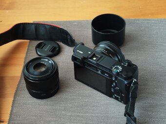 Sony a6000 + 16-50 OSS + redukce Canon EF + nabíječka - 3