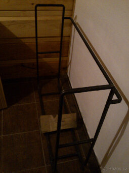 Nepoužitý kovaný zásobník na palivové dřevo - 3