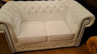 Nová bílá dvou sedačka Chesterfield - 3
