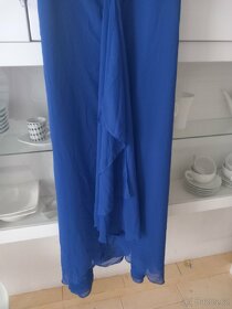Modrá barva společenských šatů - 3