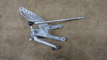YZF R1 02-03 Levá stupačka - 3