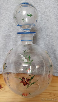 Skleněná stará karafa s květy - 3