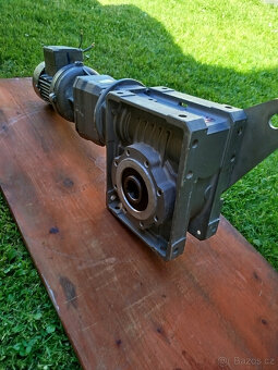 elektromotor s dvojitou převodovkou - 3