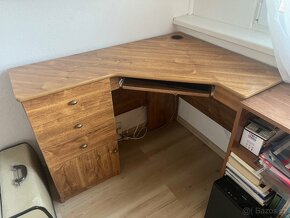 Šatní skříň, psací stůl, poličky - 3