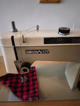 Šicí stroj Lucznik 438 - 3