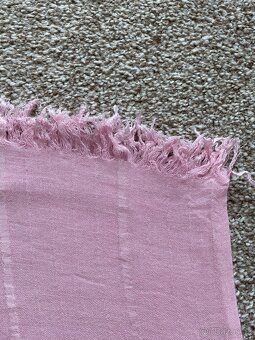 Nový šátek Avon - světle růžový, decentní vzor - 3