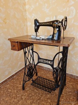 Historický šlapací šicí stroj Singer pro domácí užití - 3