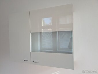 Skříňka na zavěšení se sklem, bílá 90x70cm - 3