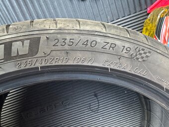 235/40R19 - 3