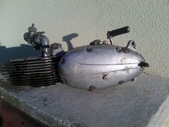 Jawa 50/05 - motor,řídítka,výfuky,revmaplechy s nášlapi,brzd - 3