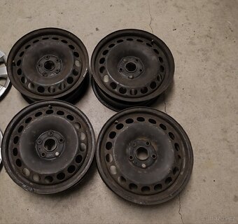 2. sady plechových diskū 5x 112, 16". Pneu 205/55 R16. - 3