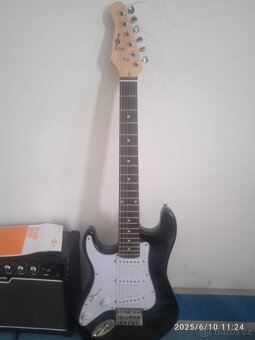 Prodám 3/4 dětskou LEVORUKOU kytaru Gear4music vč. komba - 3
