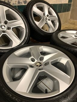 Alu kola Škoda R17 5X112 ZIMNÍ PNEU 225/45 R17 8,5mm - 3