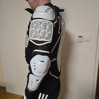 Chráničova vesta SPEED STUFF a cyklo rukavice POC - 3