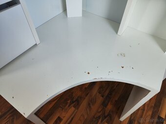 Rozebraný stol IKEA MICKE a otočná židle MALCOLM - 3