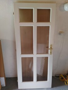 Starší masivní dveře bílé prosklené 80 × 196 cm levé klíčem - 3