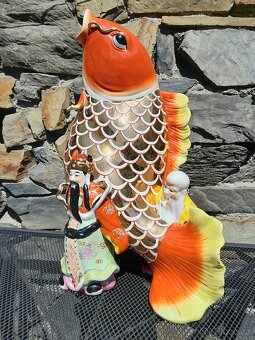 Sousoší - porcelán - postavy mnichů a ryby - 3