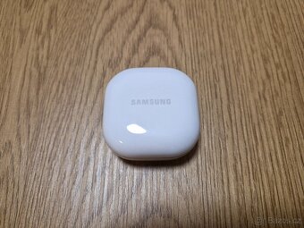 Bezdrátová sluchátka Samsung Galaxy Buds FE v bílém proveden - 3