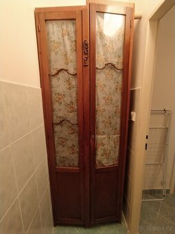 Starožitná okrasná skříňka - prosklená - 3