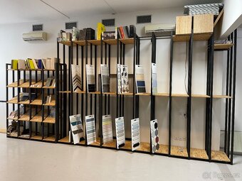 Regály kovové s OSB policemi, vybavení showroomu - 3