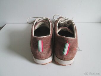 Dolomite....vel.42,5 - 3
