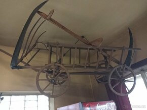 Rustikální selský nábytek, lovecké vybavení vesnické hospody - 3