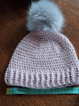 Háčkovaný set dvou čepic a nákrčníku - 3