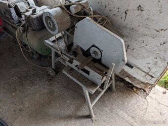 Starý kompresor, pila na železo, cirkulárka na dřevo - 3