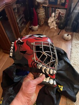 Hokejová brankařská helma. - 3