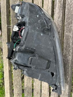 BMW e90/e91 světlomet na opravu - 3