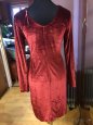 Sametové červené šaty s výkrojem v dekoltu.38 - 3