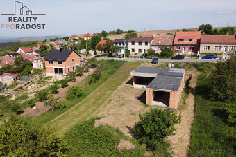 Stavební pozemek o velikosti 1443 m2 s hrubou stavbou RD a k - 3