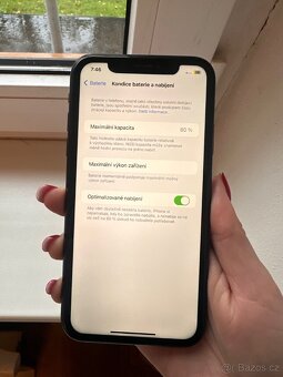 Apple iPhone Xr v černé barvě 128 GB - 3