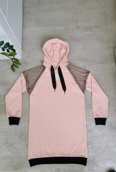 Elegantní mikinové šaty s ozdobnou síťovinou s kamínky - 3