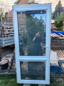 Bílé/hněd.dřevo plast balk. dveře 94,5x213 + žal.+síť - 3