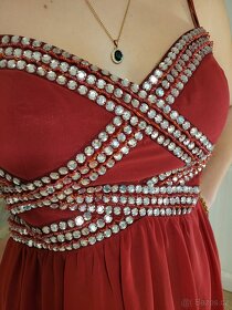 Tmavě červené šaty pošité kaminky vel. 38-40 - 3