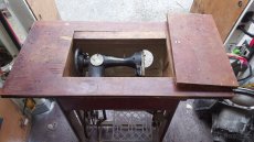 starožitný šicí stroj - 3