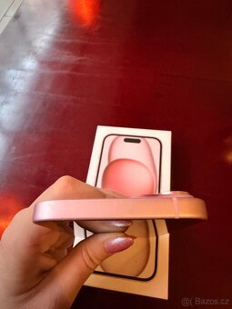 Růžový iPhone 15 - 3