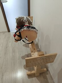 Dřevěný stojan (stáj) na Hobby horse - pro 7 koníků - 3