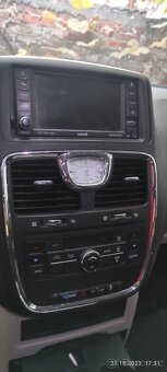 Chrysler Town Country 3,6 Penta DVD 2011 - 3