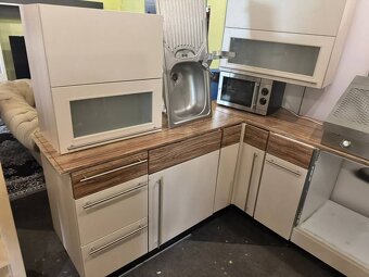 Kvalitní Moderní rohová kuchyňská linka s dřezem, mikrovlnko - 3