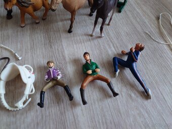 Schleich Jízdárna s mobilní veterinou - 3