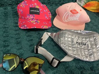 Sed dvou dívčích značkových kšiltovek + doplňky - 3