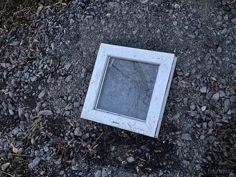 Plastové výklopné ventilační okno 40x40cm - 3