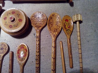 stará malovaná dřevěná dekorace - 3