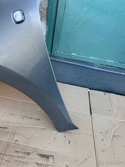 Prodám levy přední  blatník  Škoda rapid  2012/2015 - 3