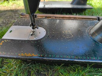 Starý šicí stroj - 3