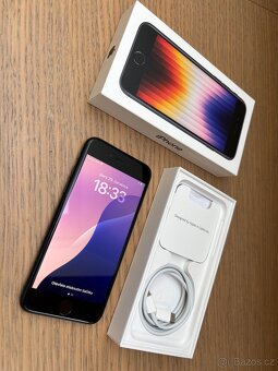 Apple iPhone SE (3. generace, 2022) 256 GB, temně inkoustový - 3